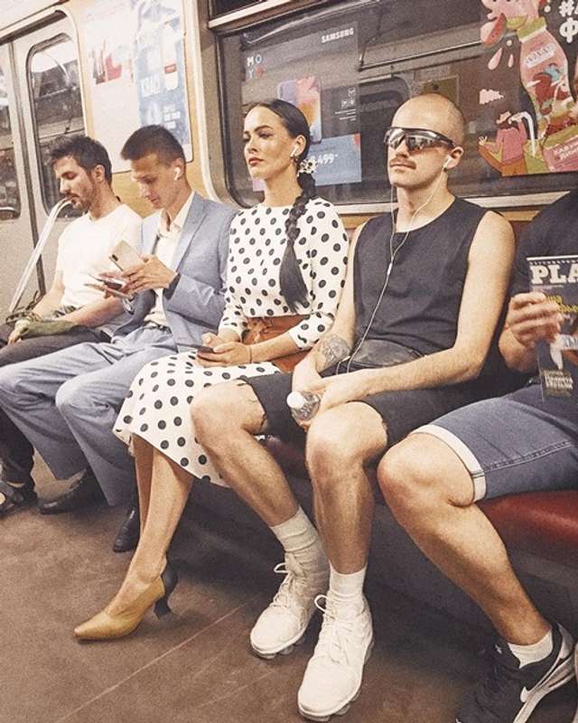 Спокуслива Даша Астаф'єва у метро викликала хвилю коментарів - фото 333934