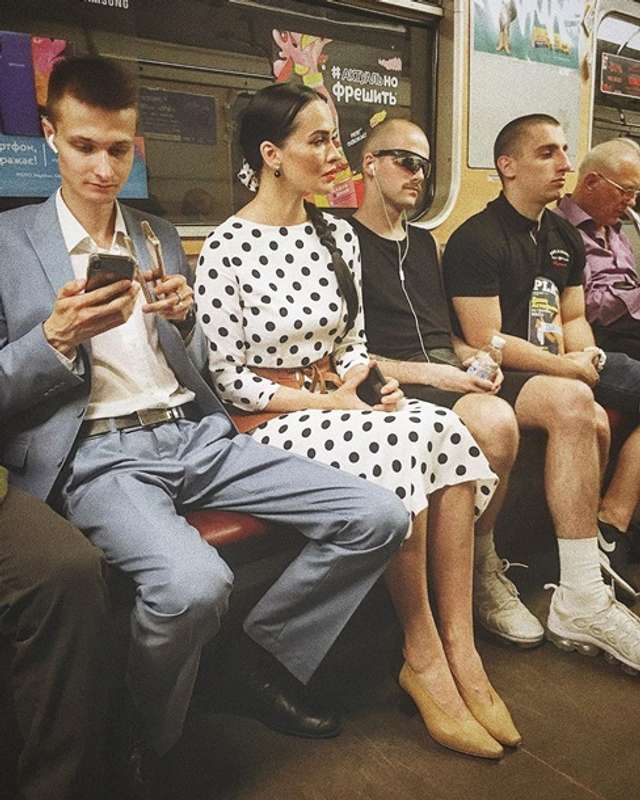 Спокуслива Даша Астаф'єва у метро викликала хвилю коментарів - фото 333935