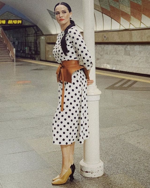 Спокуслива Даша Астаф'єва у метро викликала хвилю коментарів - фото 333937