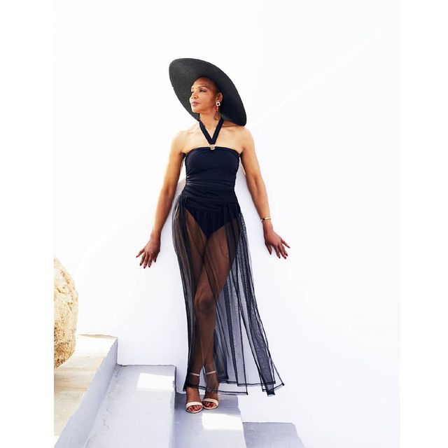 Мама Наомі Кемпбелл стала обличчям бренду купальників: ефектні знімки - фото 334015