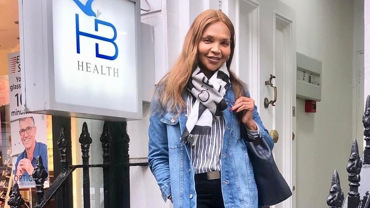 Мама Наомі Кемпбелл стала обличчям бренду купальників: ефектні знімки