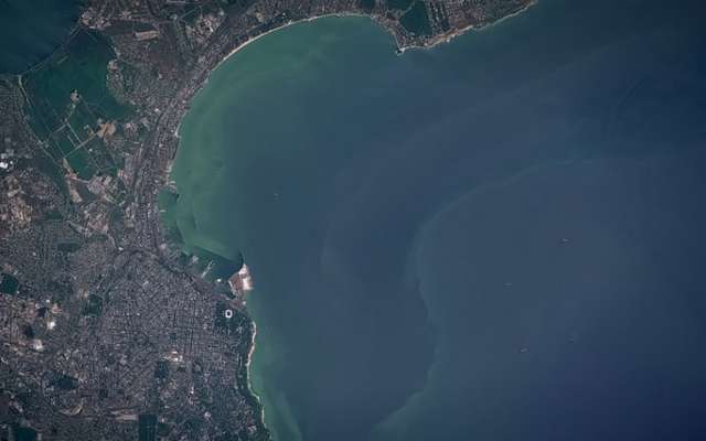 Зелене море в Одесі знову змінило колір: фото з космосу - фото 334455