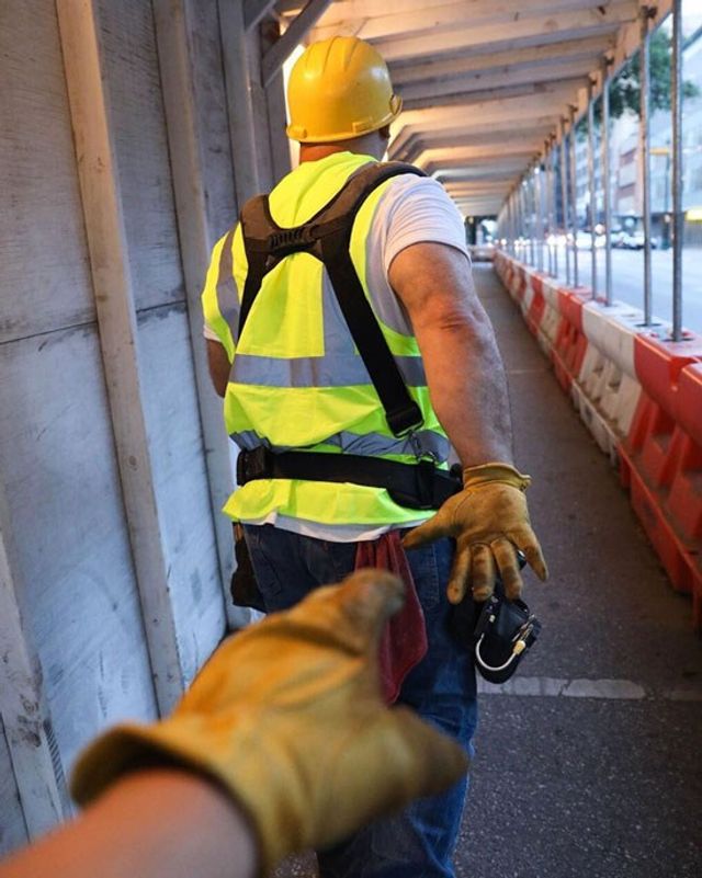 Звичайний будівельник із США підірвав мережу - фото 334509