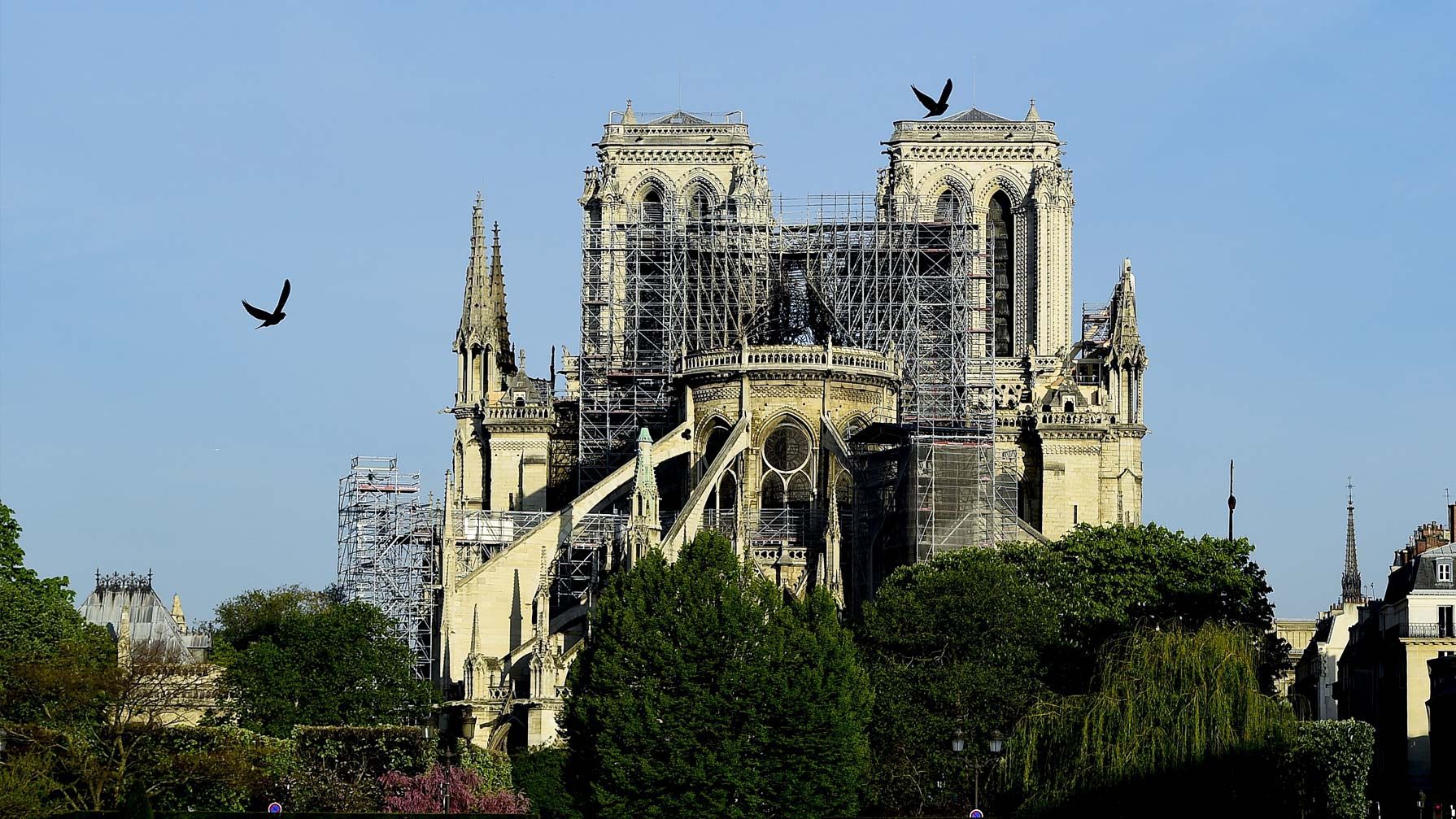 У Нотр-Дамі відбулася перша служба після пожежі: відео