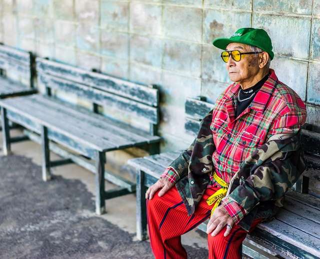 Модний та ефектний 84-річний пенсіонер з Японії підкорив мережу: яскраві фото - фото 334624
