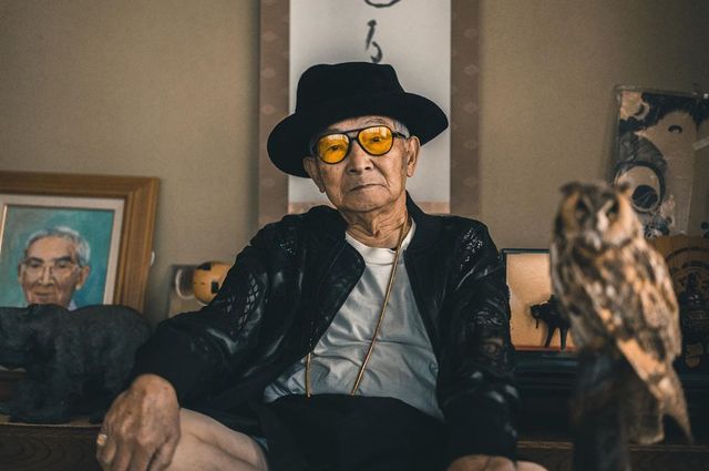 Модний та ефектний 84-річний пенсіонер з Японії підкорив мережу: яскраві фото - фото 334626