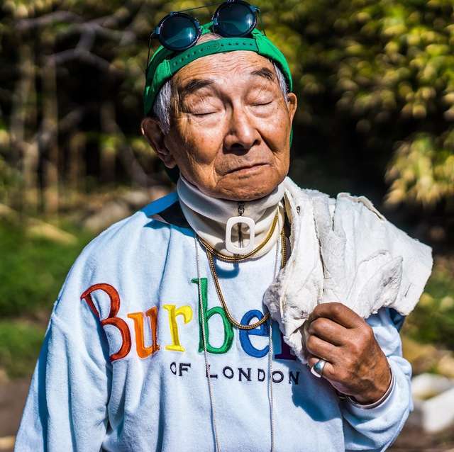 Модний та ефектний 84-річний пенсіонер з Японії підкорив мережу: яскраві фото - фото 334631
