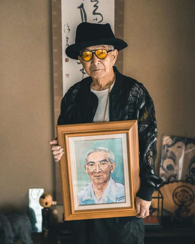 Модний та ефектний 84-річний пенсіонер з Японії підкорив мережу: яскраві фото - фото 334632