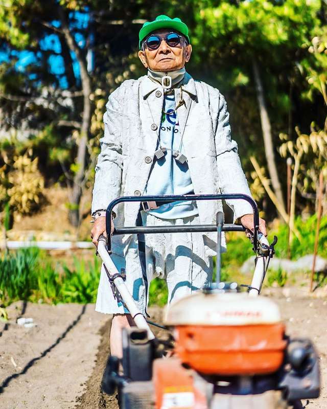 Модний та ефектний 84-річний пенсіонер з Японії підкорив мережу: яскраві фото - фото 334633