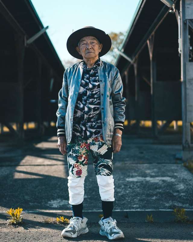 Модний та ефектний 84-річний пенсіонер з Японії підкорив мережу: яскраві фото - фото 334637