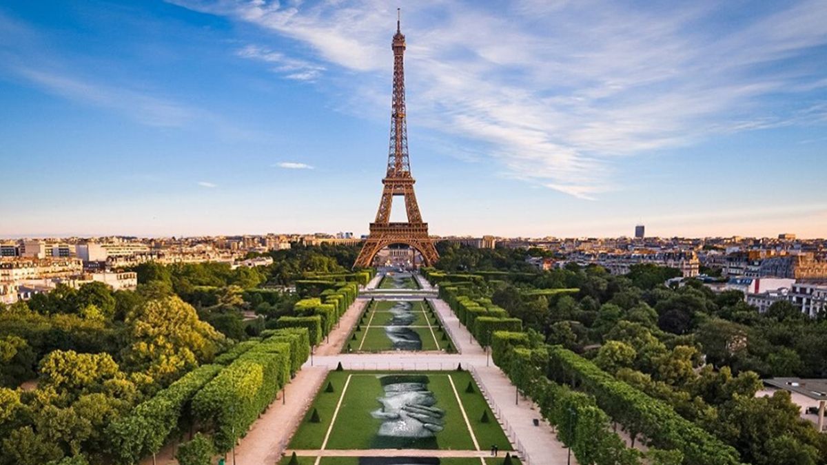 Біля Ейфелевої розмалювали поле до Дня біженців