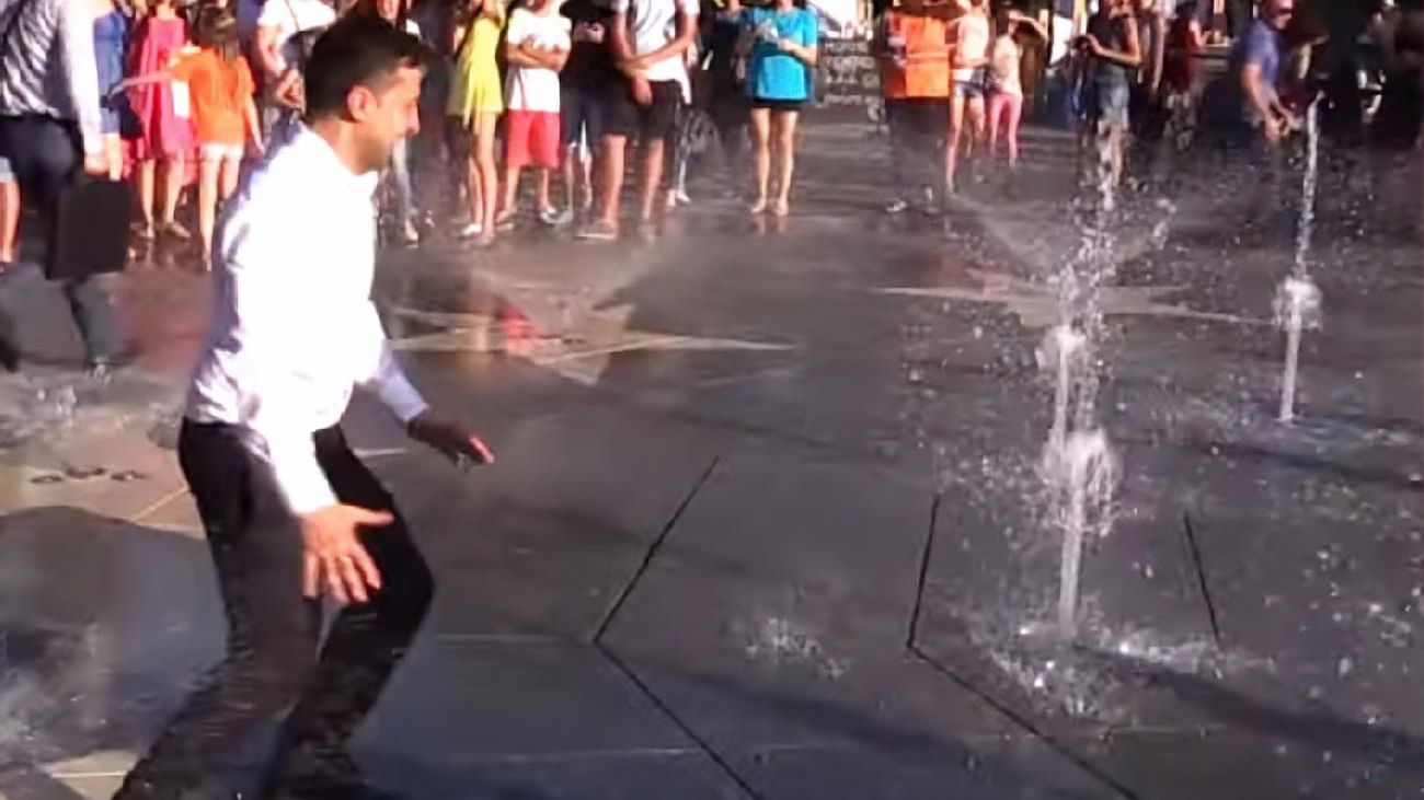 Володимир Зеленський пробіг через фонтан в Маріуполі: відеофакт