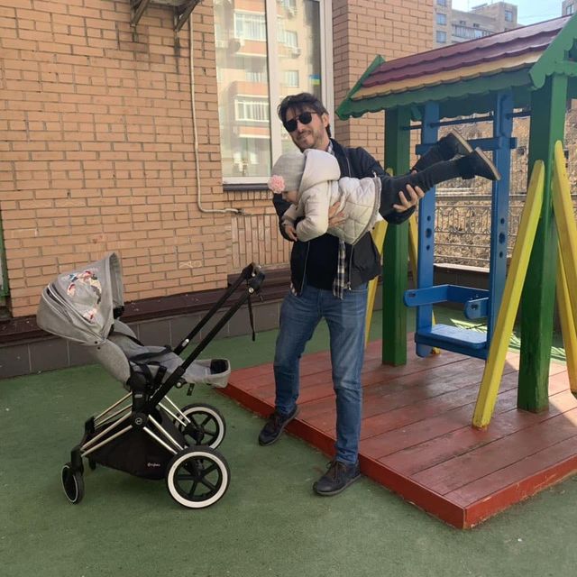 День батька: українські зіркові татусі показали теплі знімки з дітьми - фото 334684