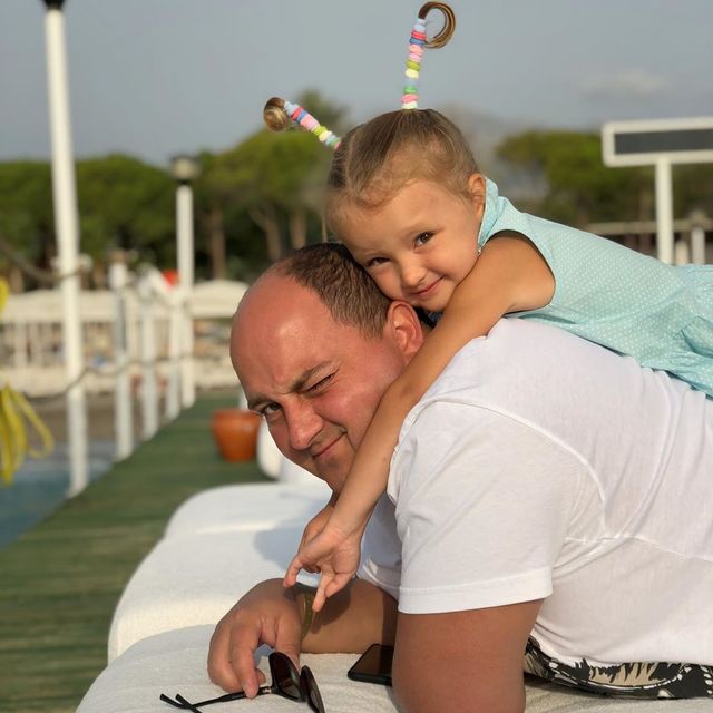 День батька: українські зіркові татусі показали теплі знімки з дітьми - фото 334685