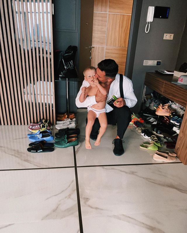 День батька: українські зіркові татусі показали теплі знімки з дітьми - фото 334691