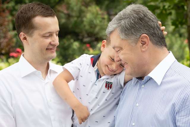 День батька: українські зіркові татусі показали теплі знімки з дітьми - фото 334696