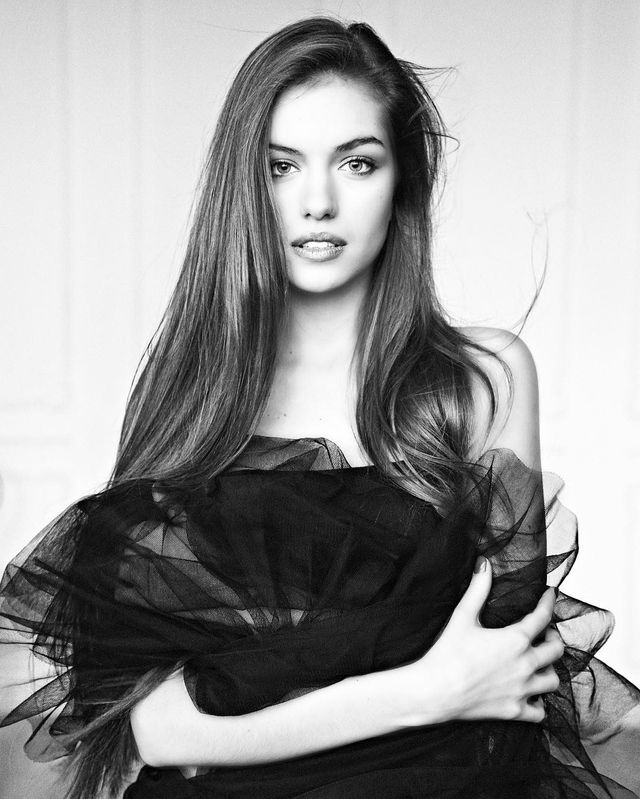 Дівчина тижня: спокуслива Олександра Кучеренко, яка підкорила серце Комарова - фото 334720