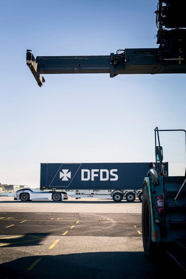 Безпілотні вантажівки Volvo почали перевозити вантажі - фото 334940