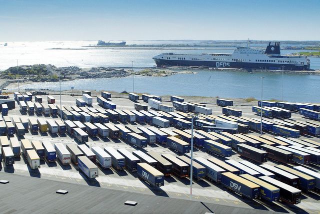 Безпілотні вантажівки Volvo почали перевозити вантажі - фото 334943