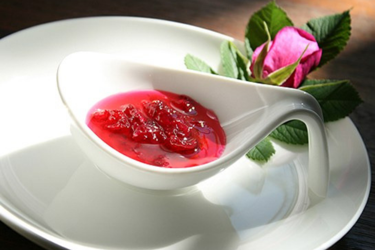 Варення з пелюсток троянд: смачні рецепти повидла з рожі у фото