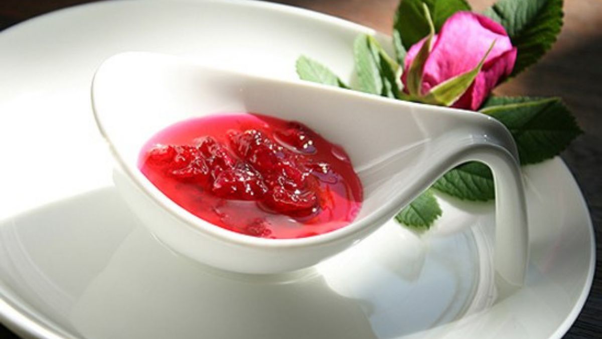 Варення з пелюсток троянд: смачні рецепти повидла з рожі у фото - фото 1
