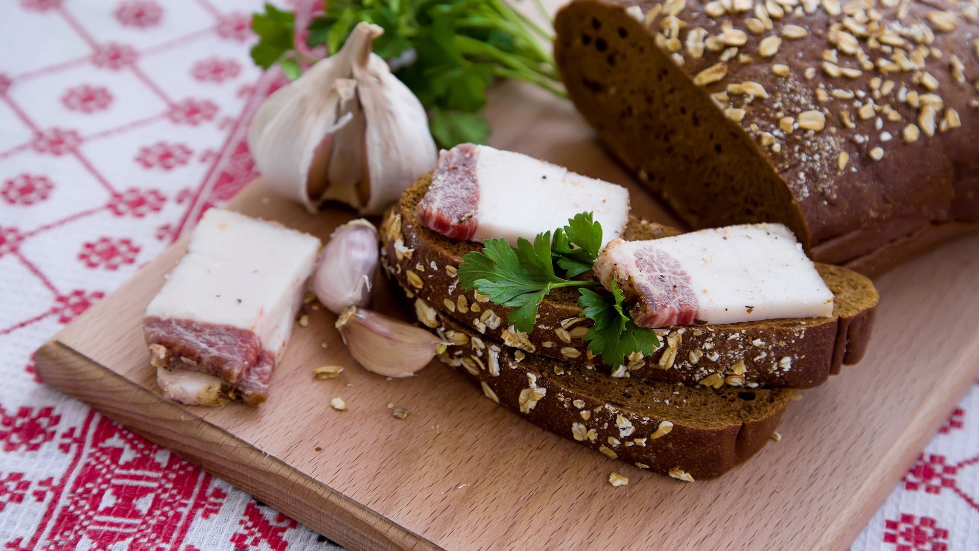 Бутерброд із салом і часником: наскільки подорожчав український бургер