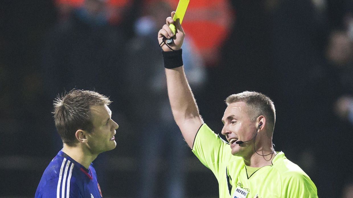 Арбітр під час матчу потролив футболіста: кумедне відео