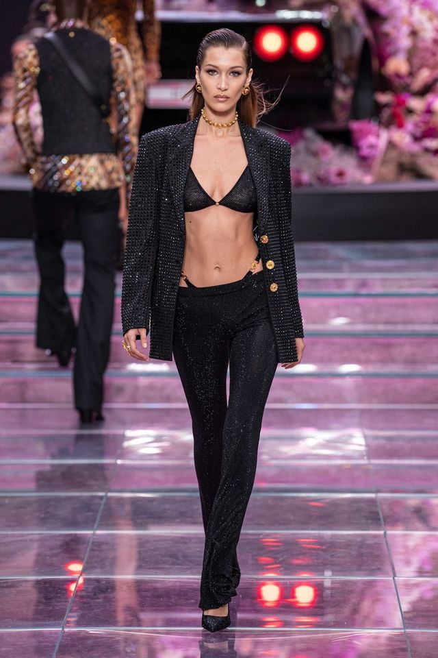 У моду повертається незвичайний тренд 2000-х: спокусливі фото - фото 335520