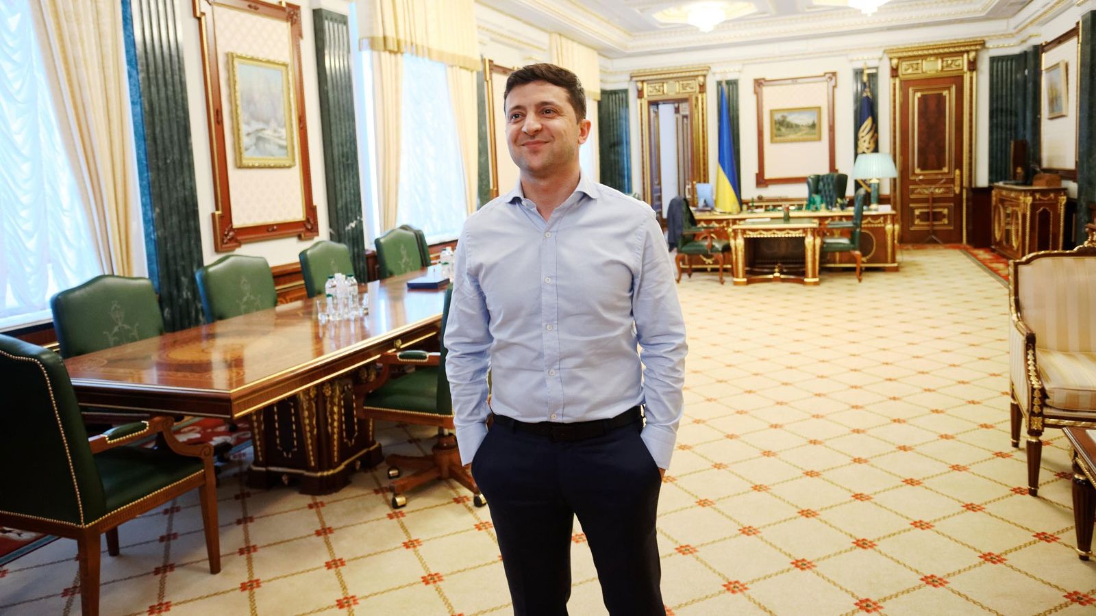 Володимир Зеленський показав журналістам свій кабінет: відео