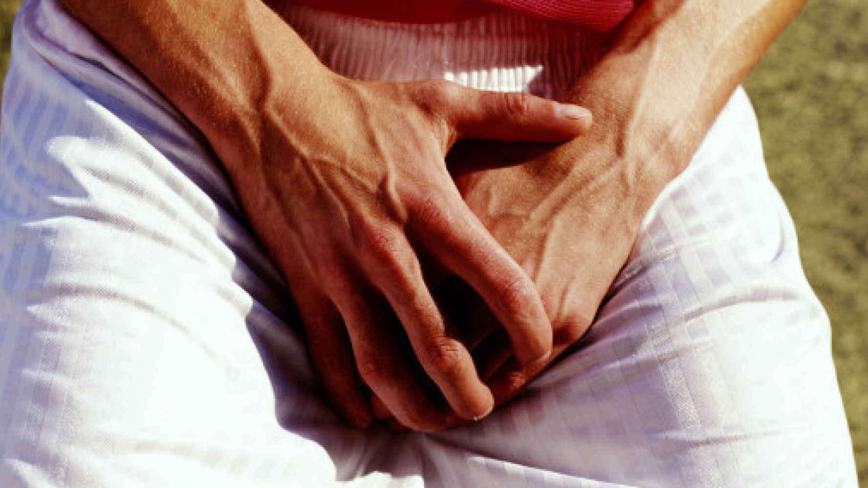 Щасливий молодий тато невдало використав пневмохлопавку: кумедне відео