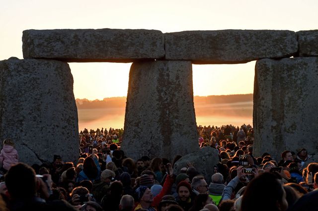 Літнє сонцестояння в Стоунхенджі: вражаючі фото неймовірного світанку - фото 335674
