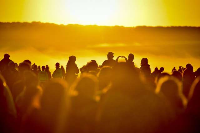 Літнє сонцестояння в Стоунхенджі: вражаючі фото неймовірного світанку - фото 335678
