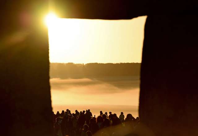 Літнє сонцестояння в Стоунхенджі: вражаючі фото неймовірного світанку - фото 335679