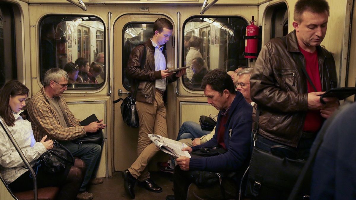 Чоловік став зіркою мережі через спів в метро - фото 1