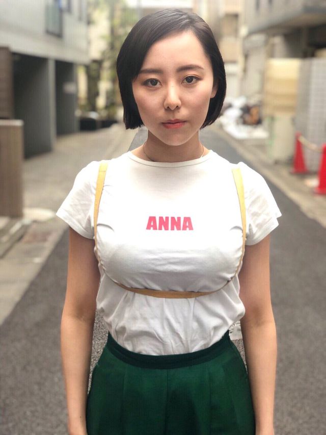 Японка з пишним бюстом вчить носити сумочку правильно: фото - фото 335757