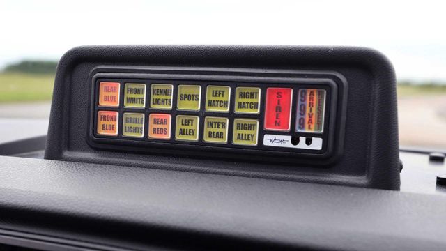 Volkswagen зробив фургон для поліцейських собак - фото 335972