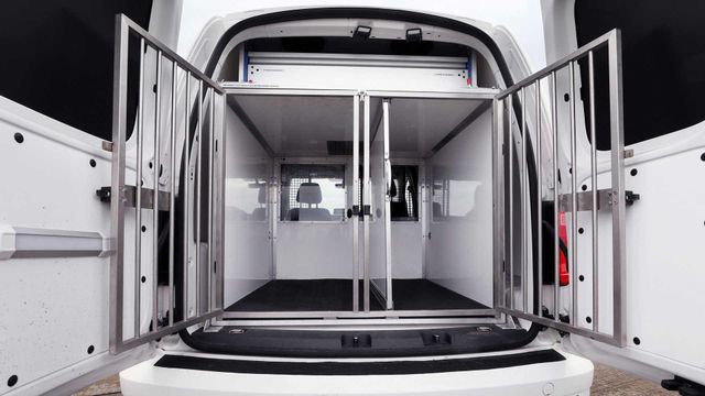 Volkswagen зробив фургон для поліцейських собак - фото 335973