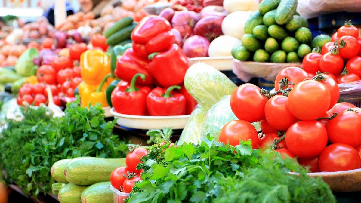 Влітку особливо важливо їсти сезонні овочі та фрукти - фото 1