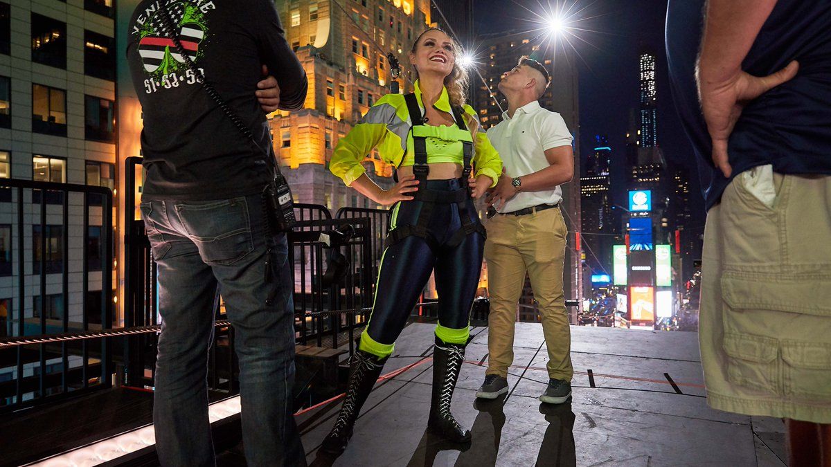 Акробати пройшли по канату між хмарочосами Нью-Йорка: відео