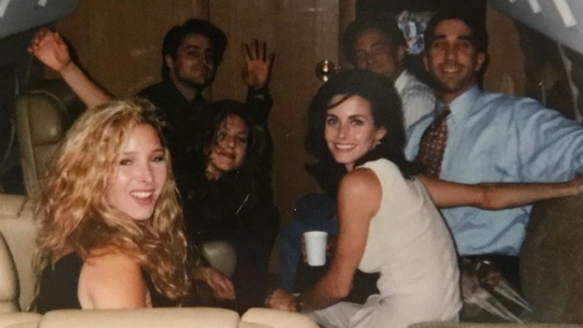 Минуло 25 років, а зірки серіалу ДРУЗІ досі дружать: нові спільні фото це доводять