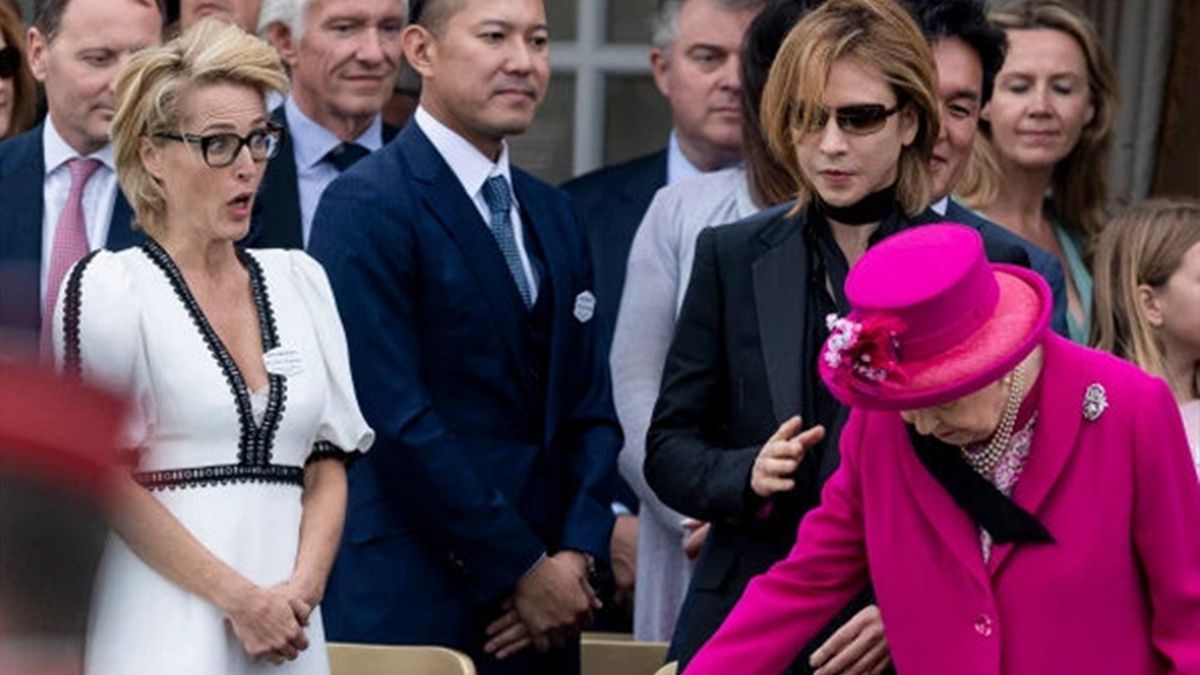 Королева Єлизавета ІІ втрапила у конфуз з шарфом: відеофакт