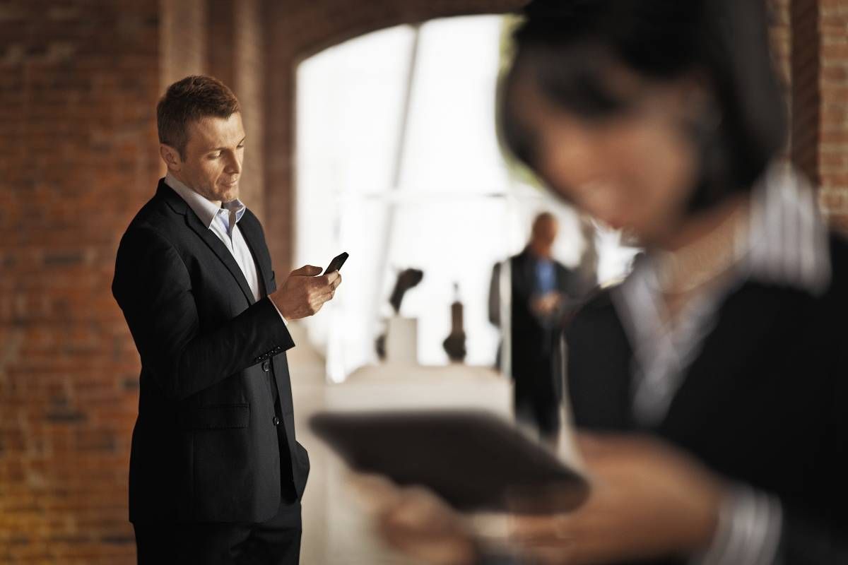 Доступний обраним: керівник Facebook проїхався по Apple