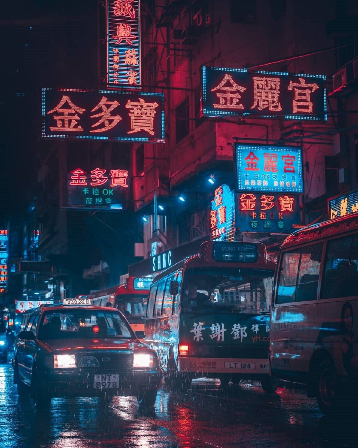 Нічна прогулянка Гонконгом, від якої важко відвести погляд: фото