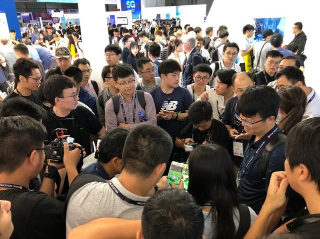 Черга до смартфона вражає - фото 336635