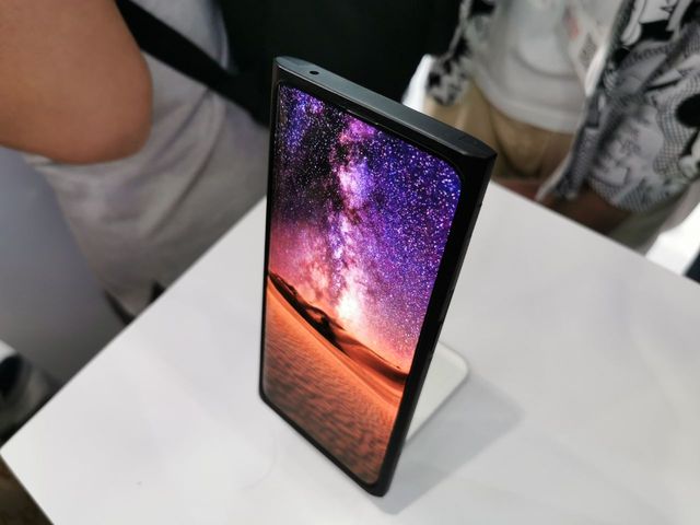 OPPO показала перший у світі смартфон з камерою під екраном - фото 336638
