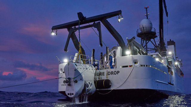 Годинник занурили на глибину понад 10 тисяч метрів - фото 336664