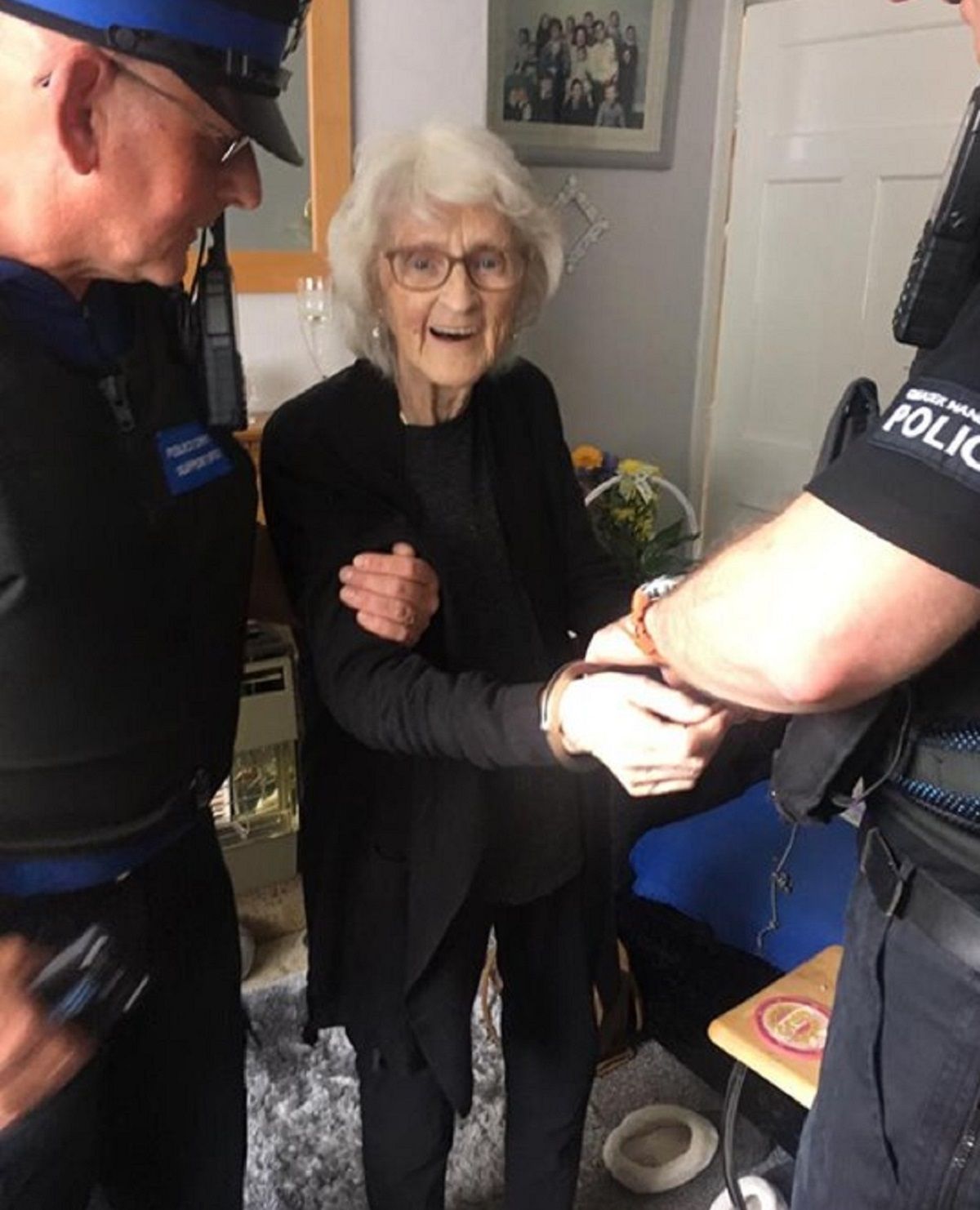 Британка потрапила за грати за бажанням - фото 1