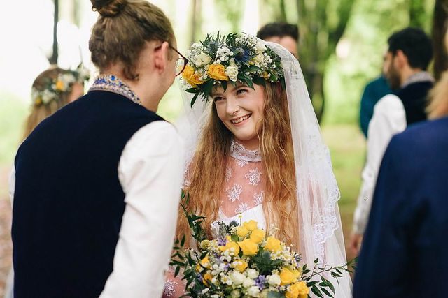 Закохані влаштували весілля посеред лісу: яскраві фото - фото 336798