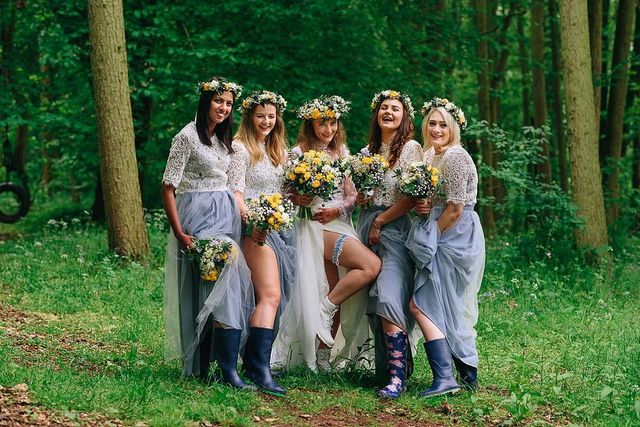 Закохані влаштували весілля посеред лісу: яскраві фото - фото 336800