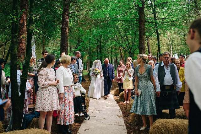Закохані влаштували весілля посеред лісу: яскраві фото - фото 336802